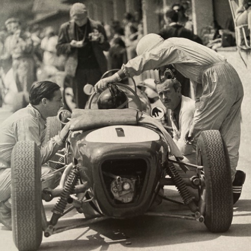 GP de Solitude FJ 1960, Jim entouré de Peter Arrundel, Colin Chapman et  Mike McKee tous trois sur Lotus 18Lotus18
